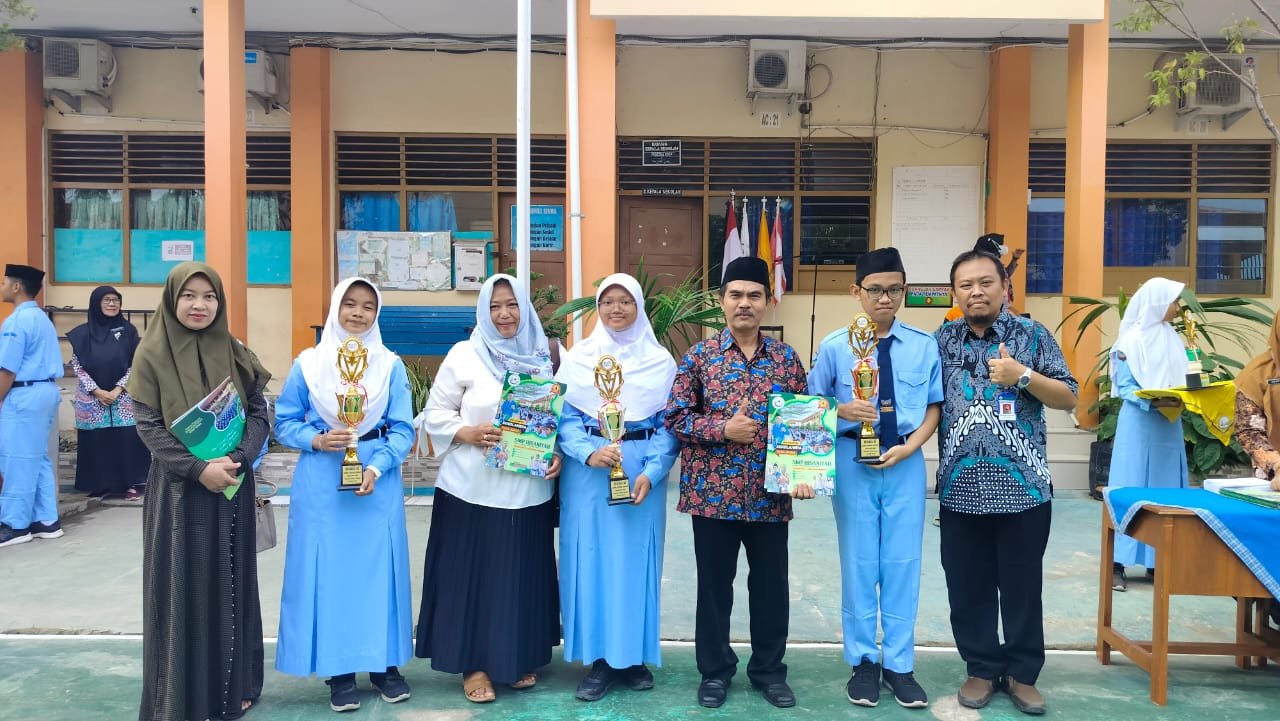 Beberapa perwakilan siswa berprestasi SMP Ihsaniyah Tegal