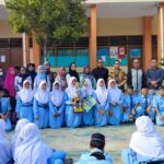 Panen Juara di Berbagai Ajang, SMP Ihsaniyah Tegal Menyerahkan Piala, Piagam dan Uang Pembinaan kepada Para Siswa Berprestasi.