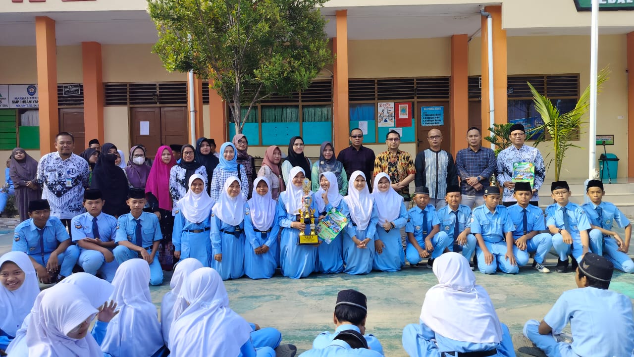 Panen Juara di Berbagai Ajang, SMP Ihsaniyah Tegal Menyerahkan Piala, Piagam dan Uang Pembinaan kepada Para Siswa Berprestasi.